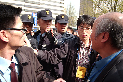 지난 10일 열린 공무원, 교사의 정치활동 보장 촉구결의대회. 개정 집시법 대응 연석회의 소속 한 시민단체 회원이 경찰의 과잉대응을 감시하기 위한 '집회장 인권침해 감시단(가슴에 노란색 목걸이)' 활동을 하고 있다. 